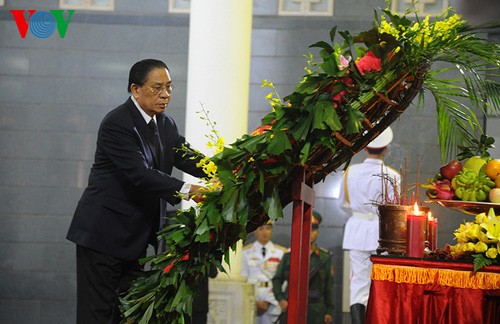 Vietnamese people at home and abroad and world leaders pay  tribute to General Giap - ảnh 8